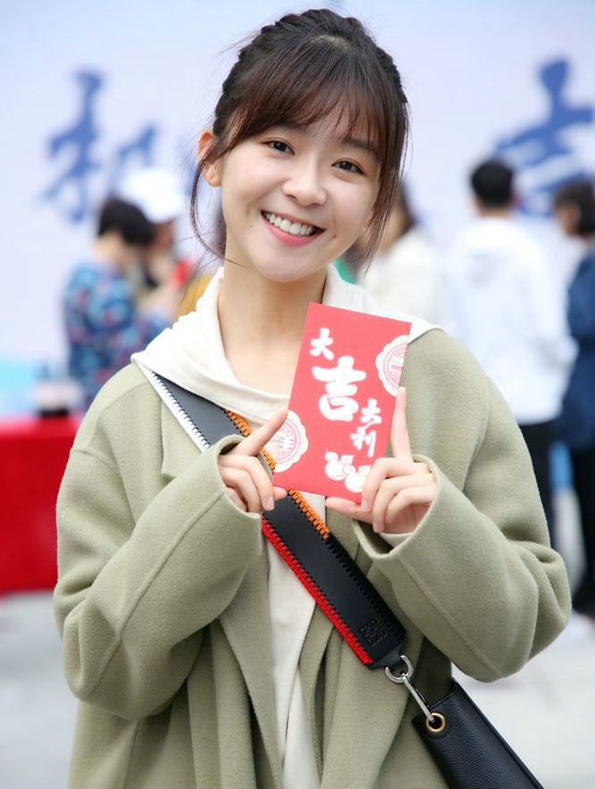 宋伊人冻龄美少女清纯可人的样貌和甜美的笑容令人过目难忘