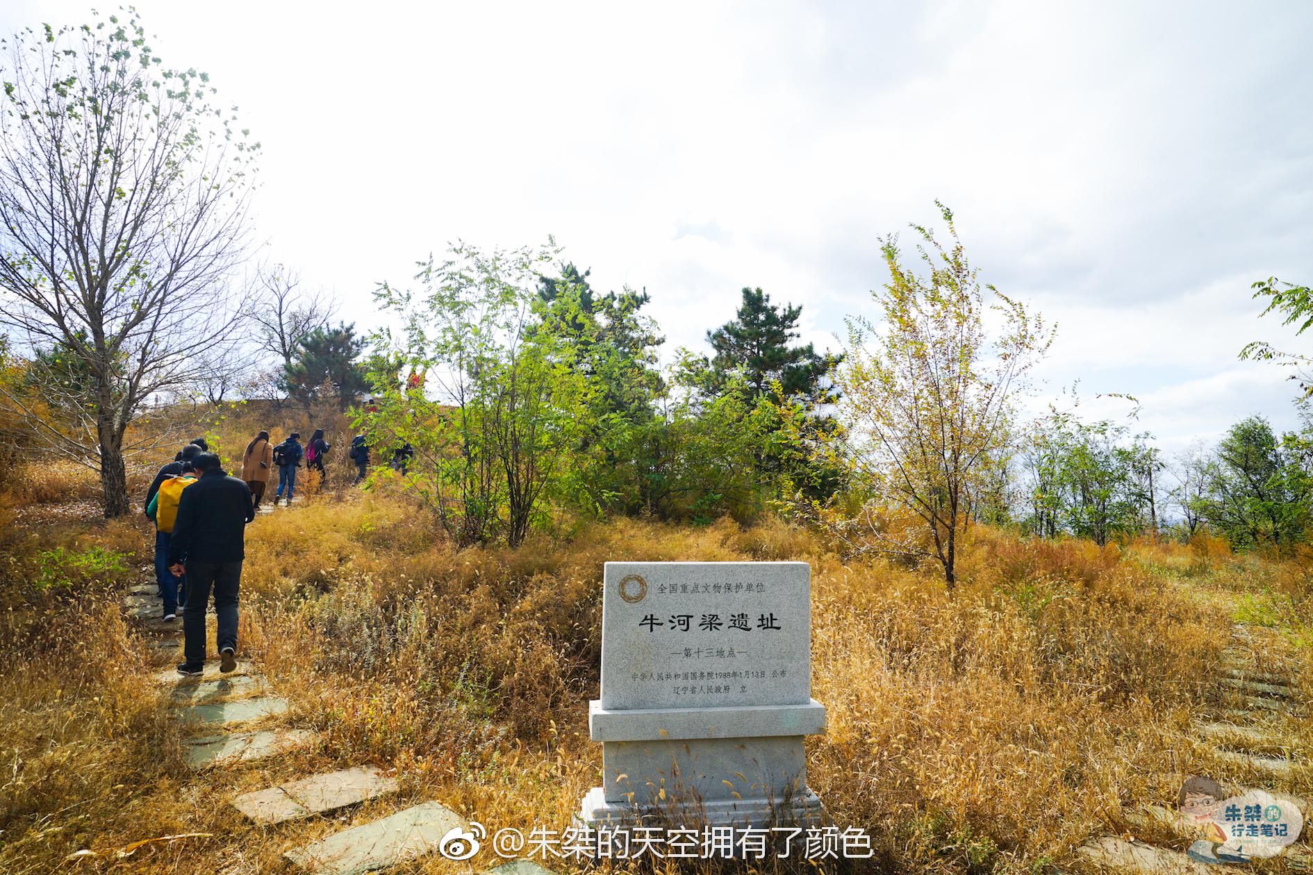 市與建平縣的交界處發現了牛河梁遺址,屬於新石器時代晚期的紅山文化