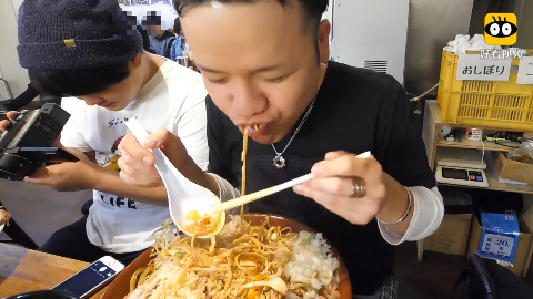 看日本大胃王怎么吃面,一大碗豆芽拉面,配上生鸡蛋,吃的太香了