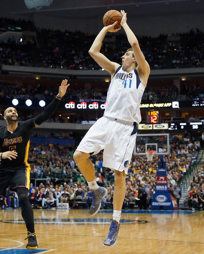 诺维茨基的招牌金鸡独立感受下!