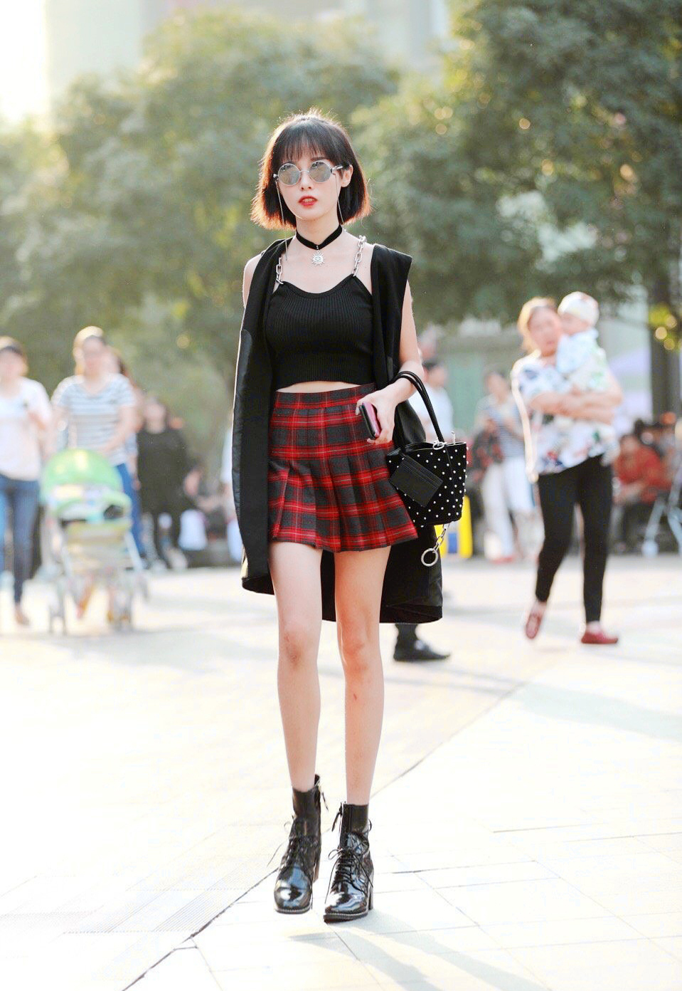 街拍美女:短发女生这样搭配真的好看,既减龄又时尚美