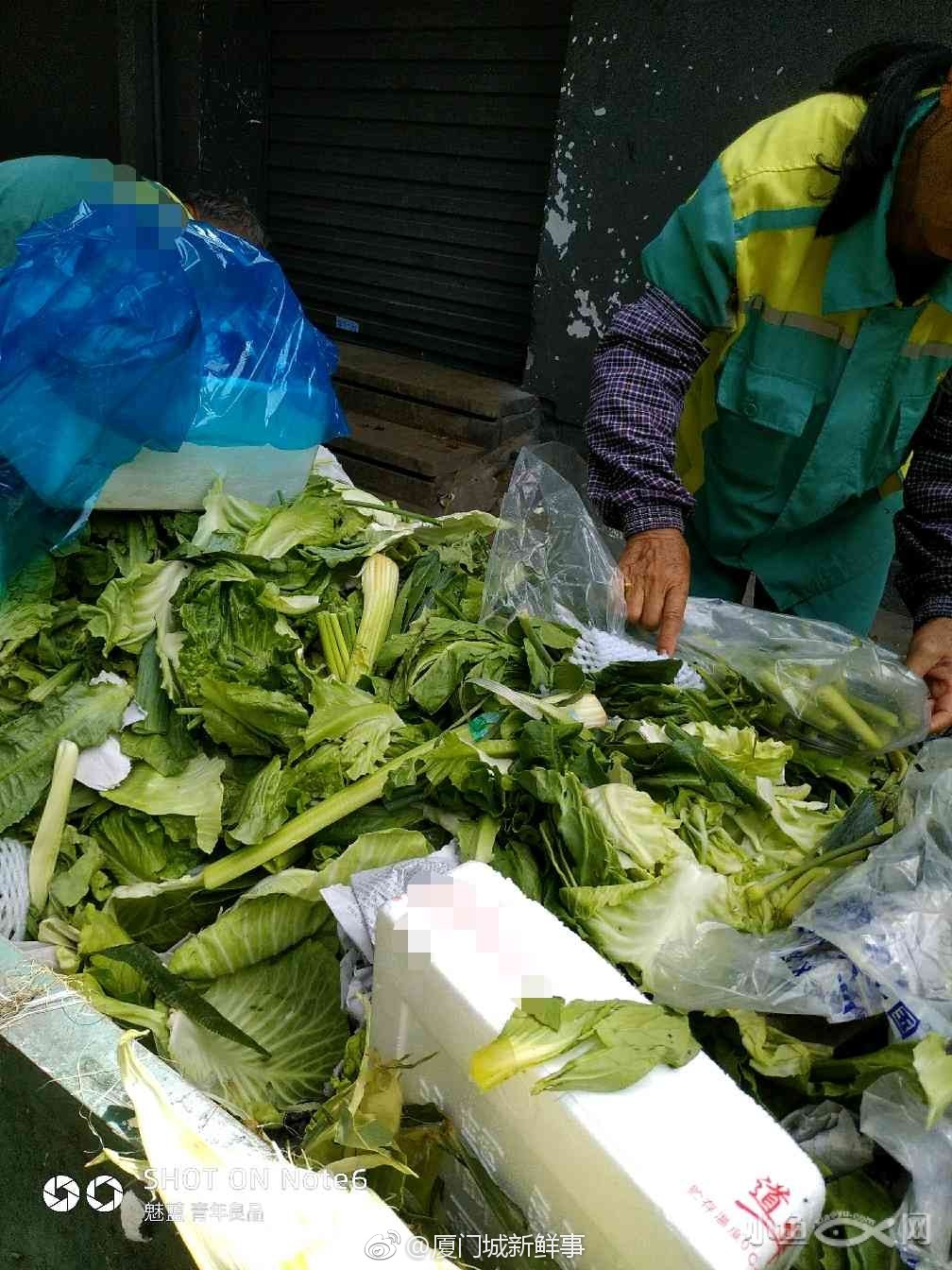 环卫工垃圾车里捡剩菜[悲伤]