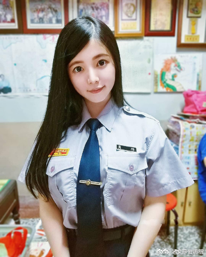 台湾超甜美女警jane chen阿均!穿上制服搭配水亮大眼