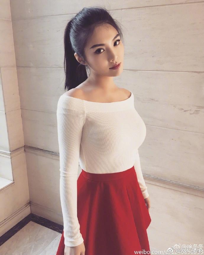 中国第一美胸徐冬冬机场亮相, 全身就两种颜色