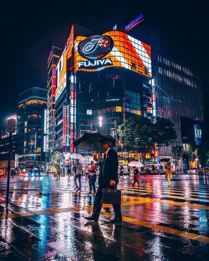 华灯初上的东京街头熙熙攘攘而你躲在哪个街角67676767