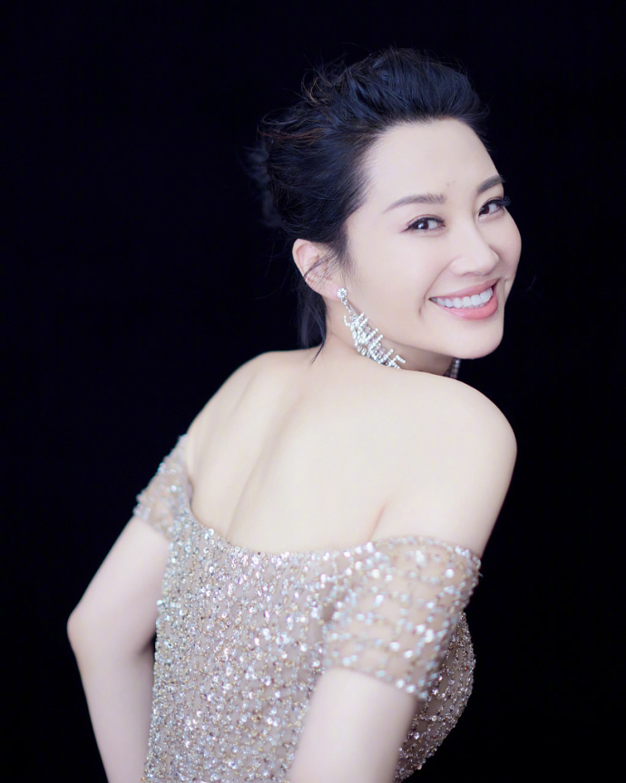 许晴 一字肩礼服风情万种锁骨迷人, 笑容灿烂梨