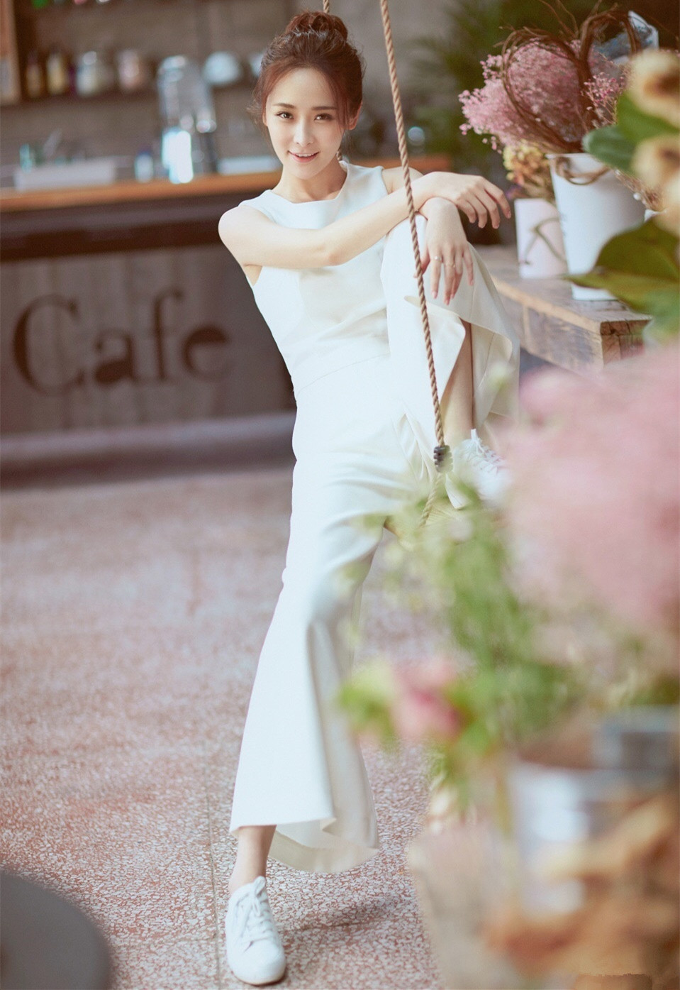 李曼修长腿的方法很多,像这样穿着白色的套装,其实也能够轻松展现出来