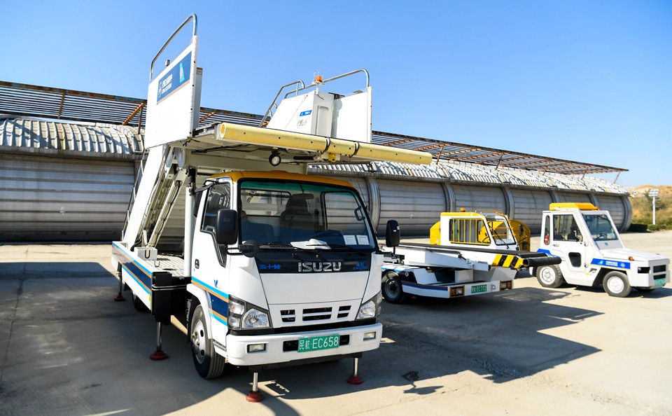 探秘机场特种保障车 要上天 它们缺一不可