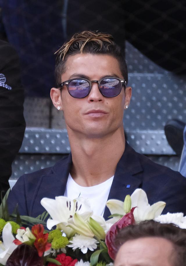 c罗助威好友纳达尔红土14连胜露膝长裤墨镜耳钉帅爆全场