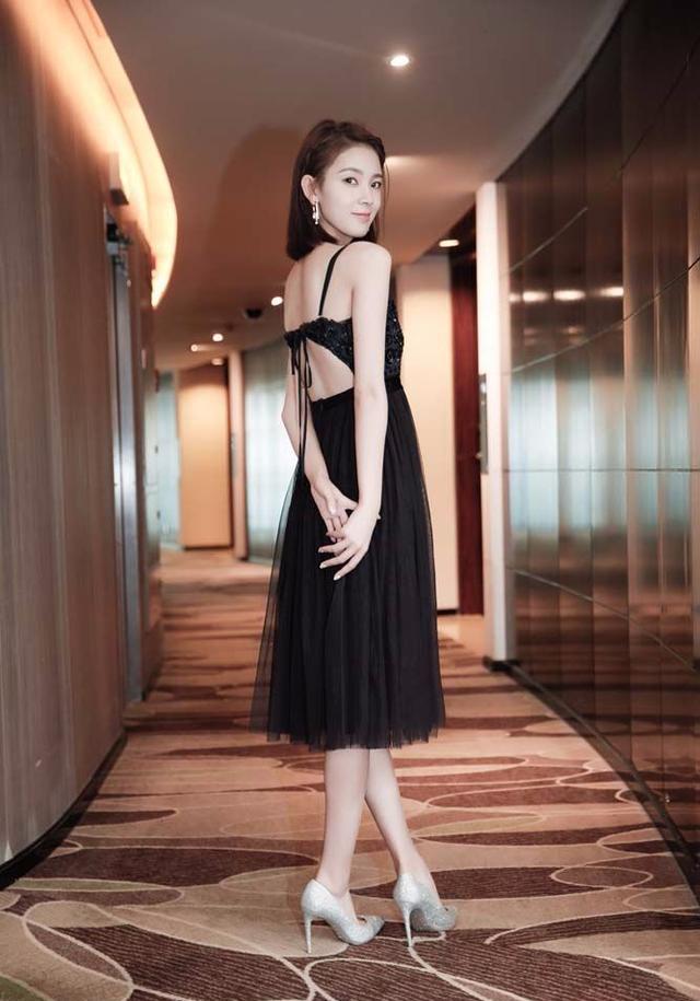 真服了陈瑶!只不过打个结,就将这件蓝衬衫穿出高级感!