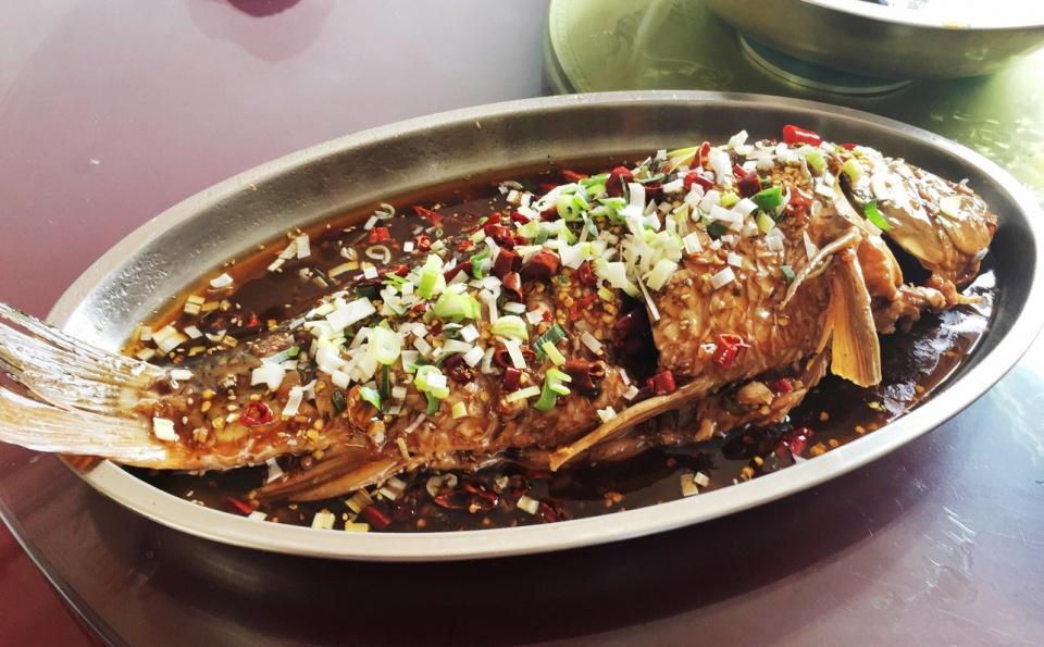 油淋鲤鱼,在乡下摆席请客鸡鱼是必须要有的,这鲤鱼肉质细嫩入口带有