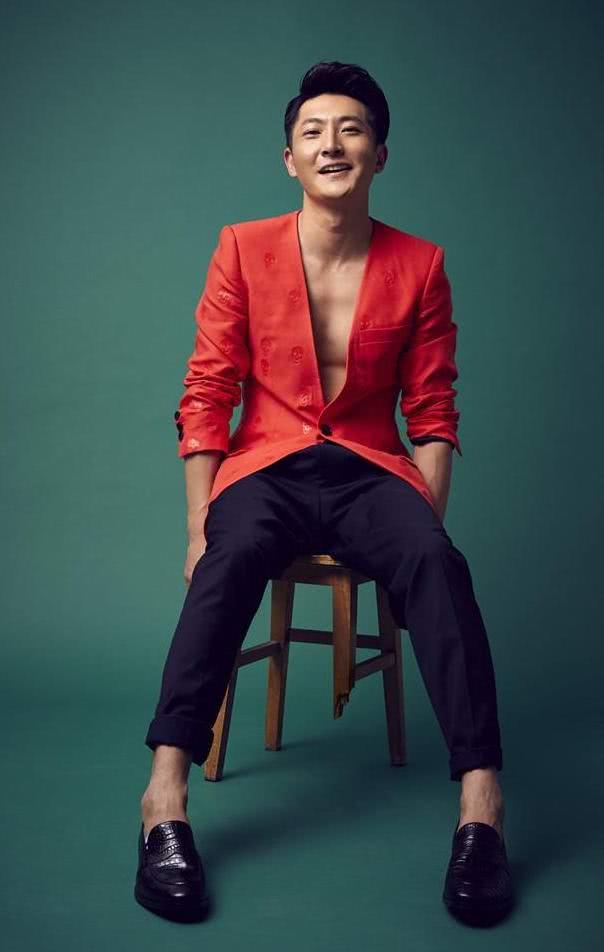 郭京飞一个风格多的话剧演员,低调内敛不羁帅一脸,尽显百变魅力