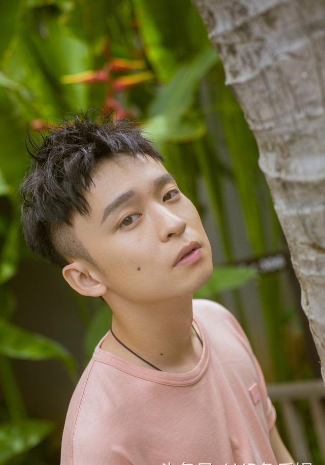 董子健丛林照玩心大发 树叶遮面褐色眼眸吸睛