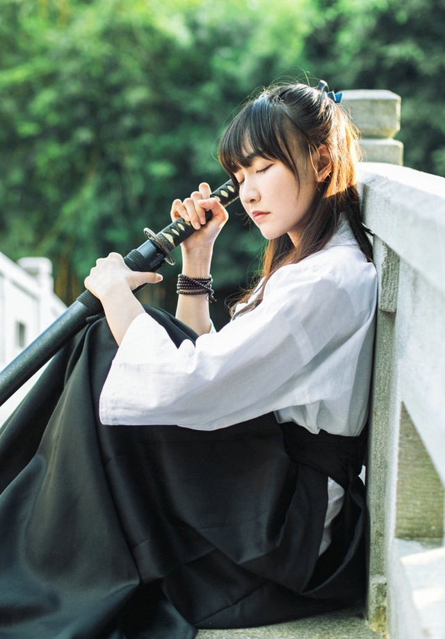 日本美女持武士刀帅气逼人靠在桥上闭目养神