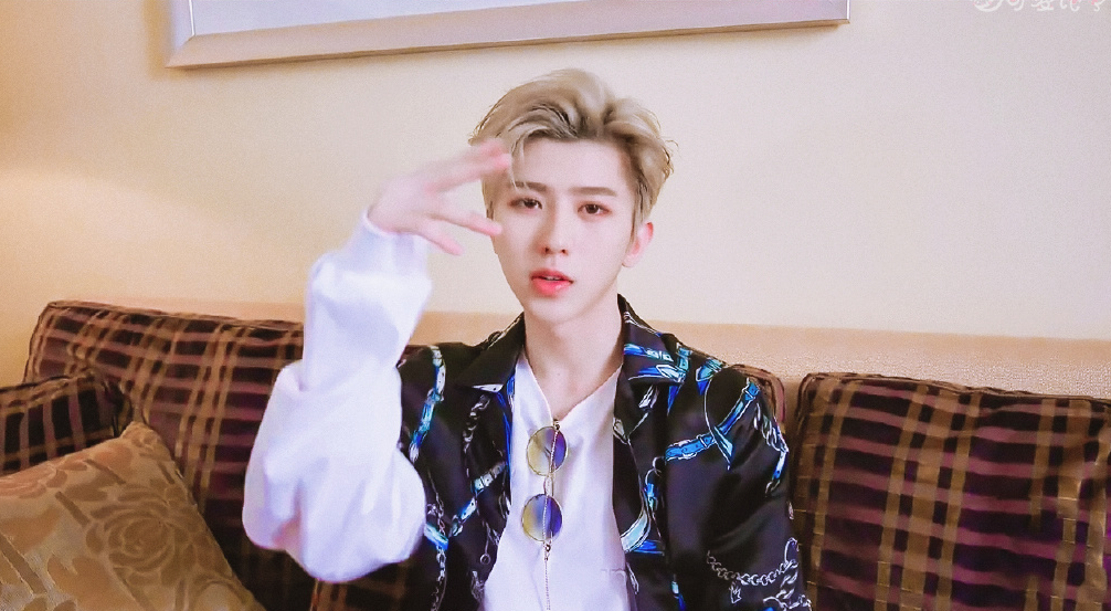 "篮球小王子"蔡徐坤投篮游戏连续投中 超酷学长赢了两个小黄人