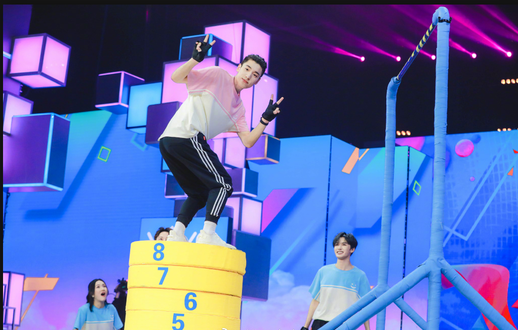 《快乐大本营》九位身热血少年挑战高难度跳高垫 个个身轻如燕