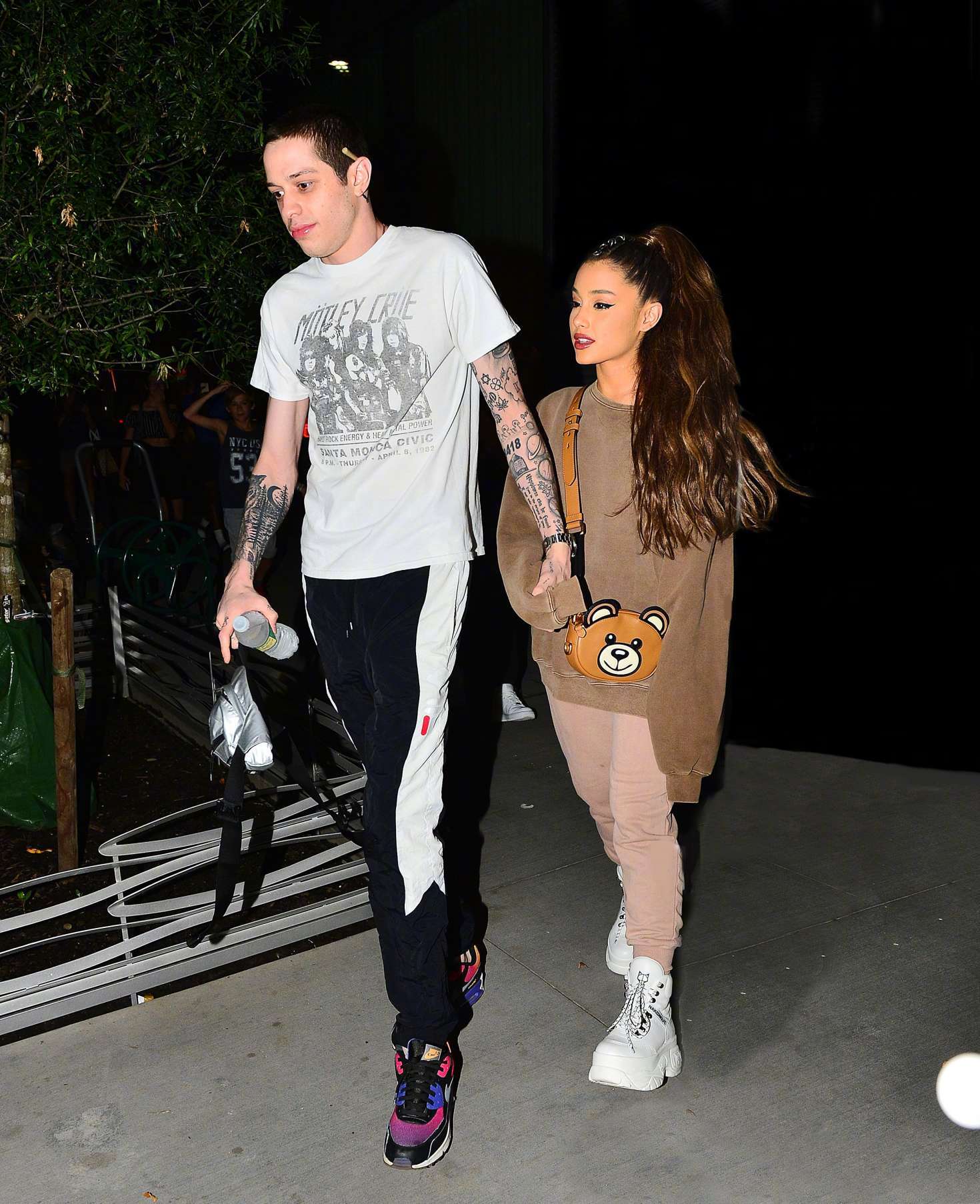 a妹ariana grande和男友pete davidson 在纽约晚间外出的街拍