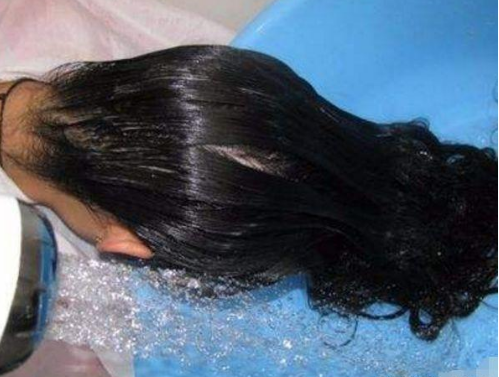 头发刚"打湿"就用洗发水? 怪不得头皮发痒, 头发1天不洗就很油