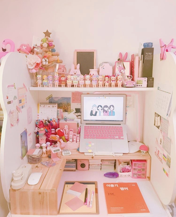 整理一组粉色系的书桌布置是工作学习的动力了快学习一下吧