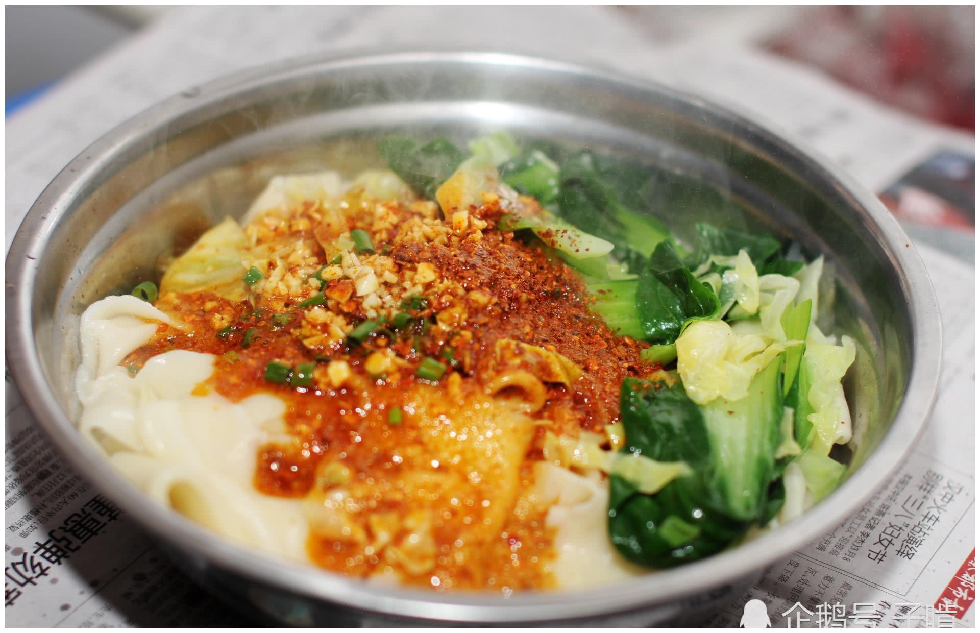 自家做的油泼面 辣椒多放些一小盆面好吃又顶饱|油泼面|蒜沫|辣子