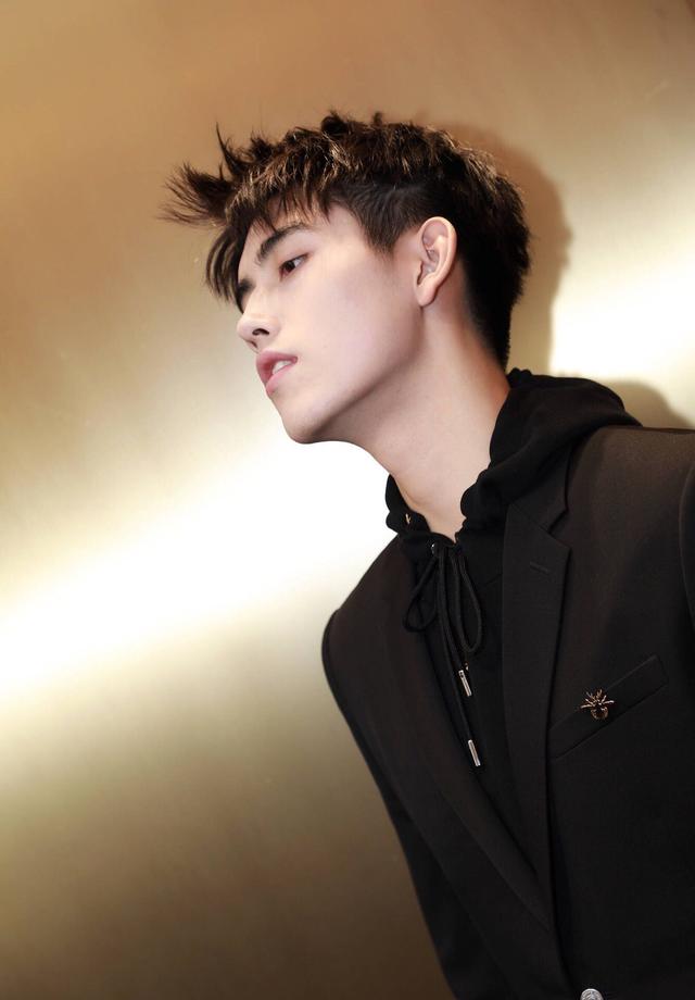 陈宇飞身穿西装搭配卫衣,一点都不另类,这才叫帅!