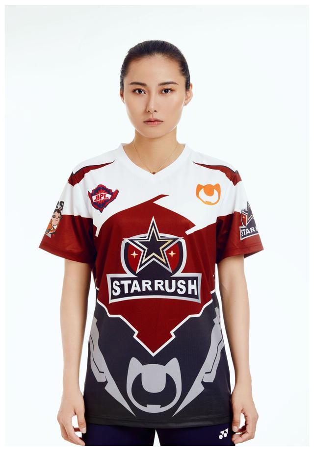 中国羽球女神跨界电竞美貌依旧,曾与林丹传绯闻至今仍单身