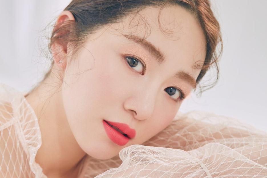 韩国女艺人韩艺瑟社交网站发近照 金色短发抢眼