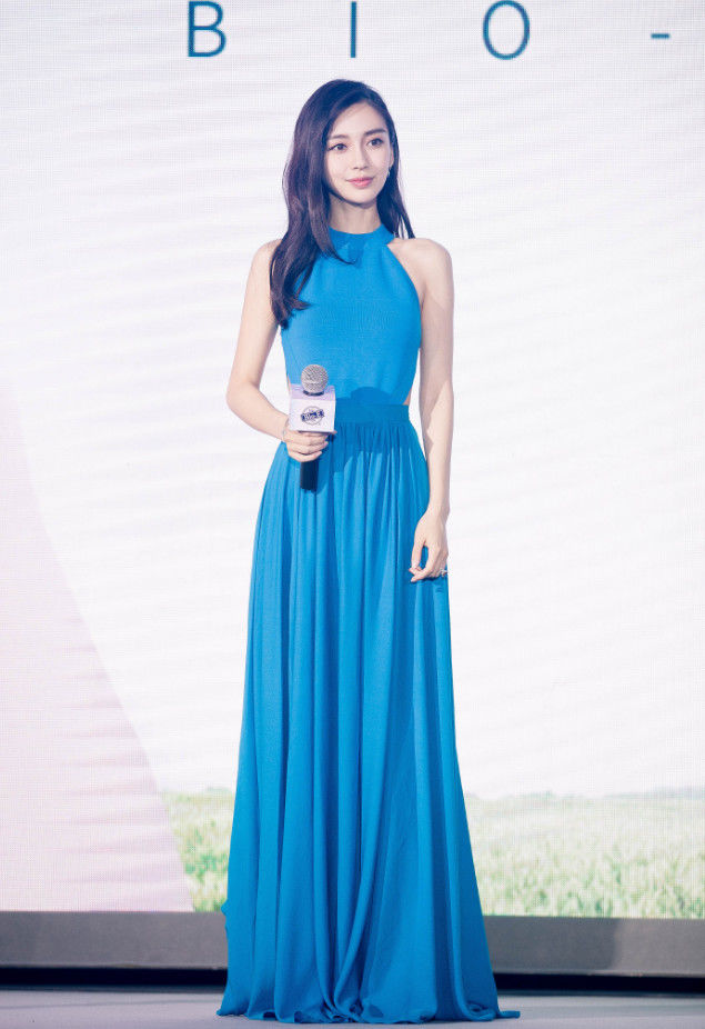 杨颖身穿一袭蓝色的裙子,蓝裙相当彰显气质,上半身比较修身,将她纤细