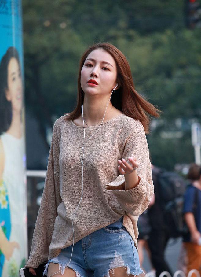 现在的女人眼光好, 紧身裤掩盖腿部缺点, 给你大长腿的魅力!