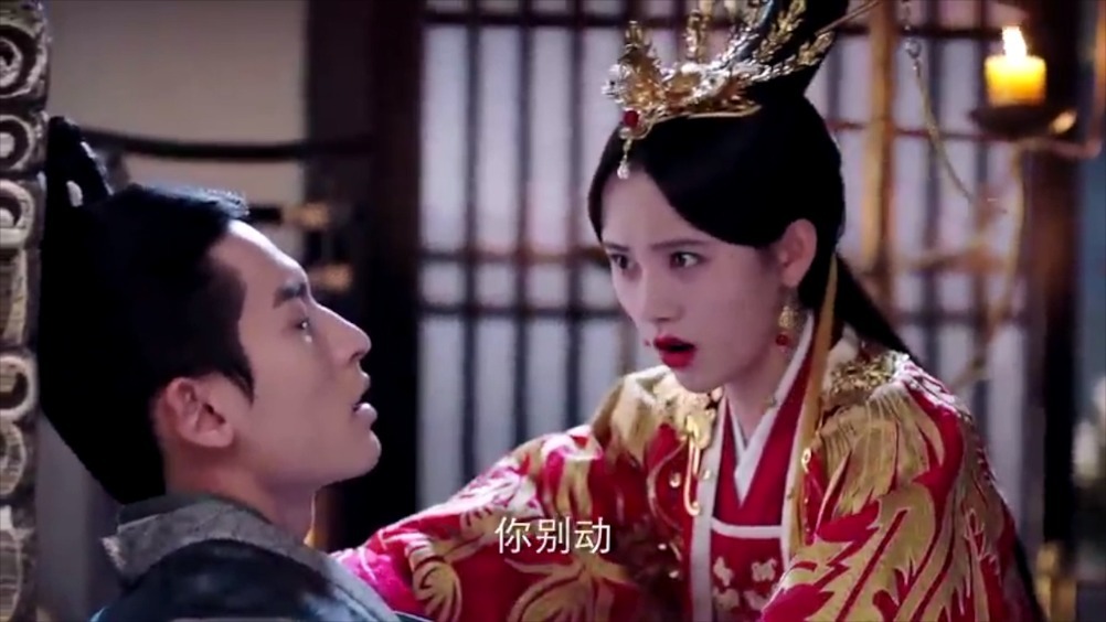 芸汐(鞠婧祎饰)与秦王龙非夜(张哲瀚饰)刚一见面就上演"芸汐抱