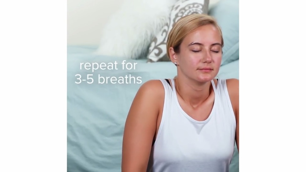 在电脑桌前面坐久了难免腰酸背痛,4个动作有效