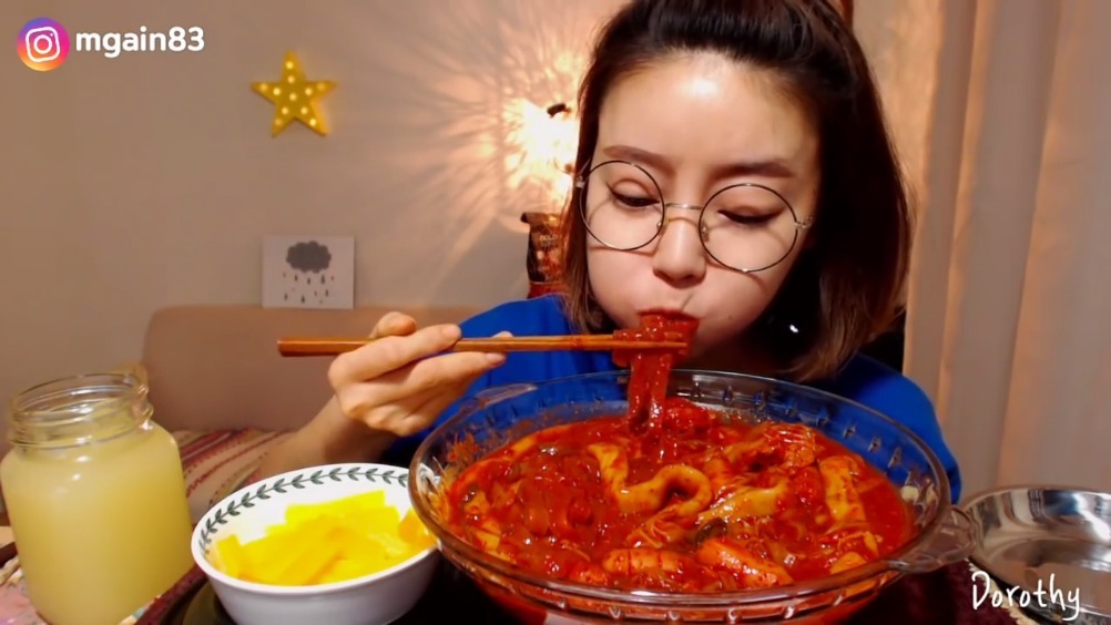韩国40岁美女吃播dorothy欧尼,吃粉吃面啦,宽粉