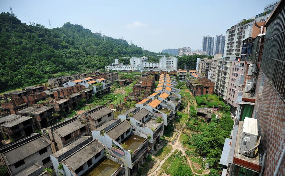 深圳124栋别墅荒废25年, 没人管没人要, 变成蜗居族们的天堂