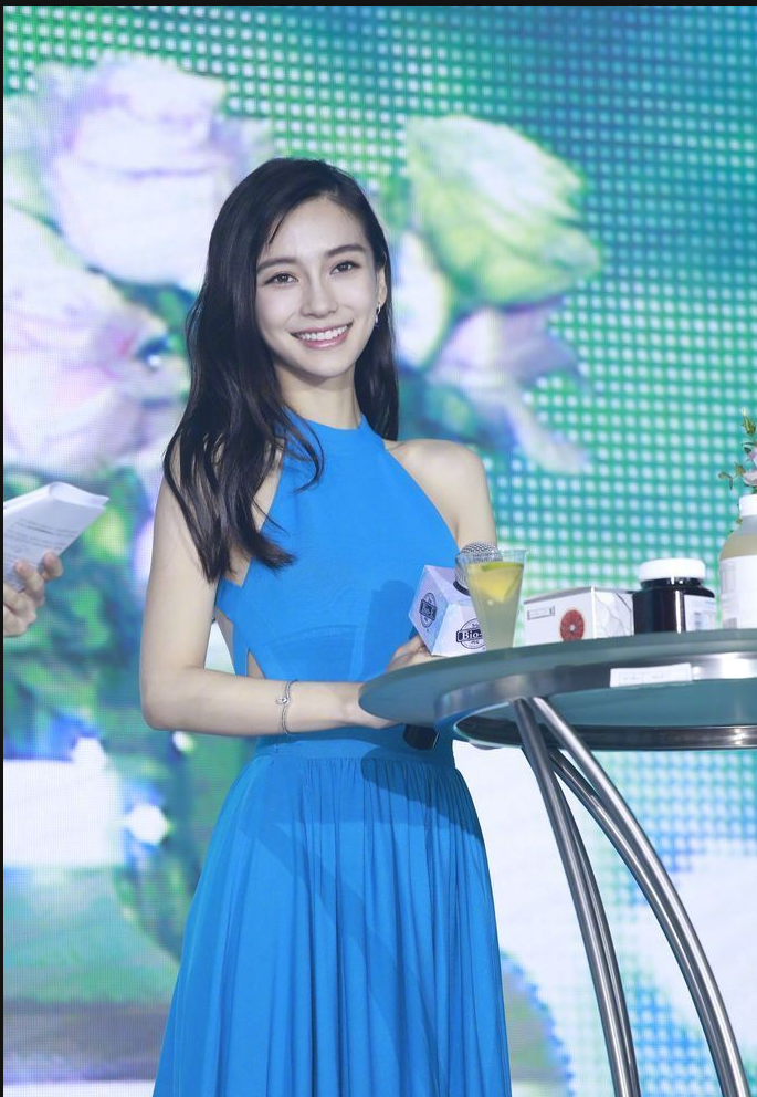 angelababy身着一身蓝色长裙出席活动 性感之余又不失清纯甜美