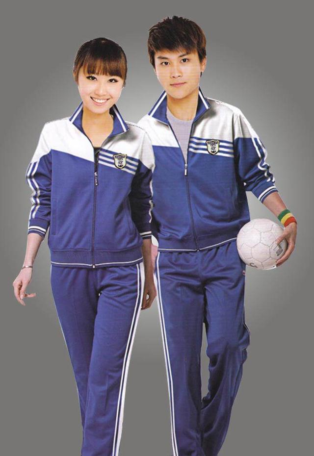 中国的校服可以说是我们童年里最为印象深刻的颜色,最常见的是蓝天