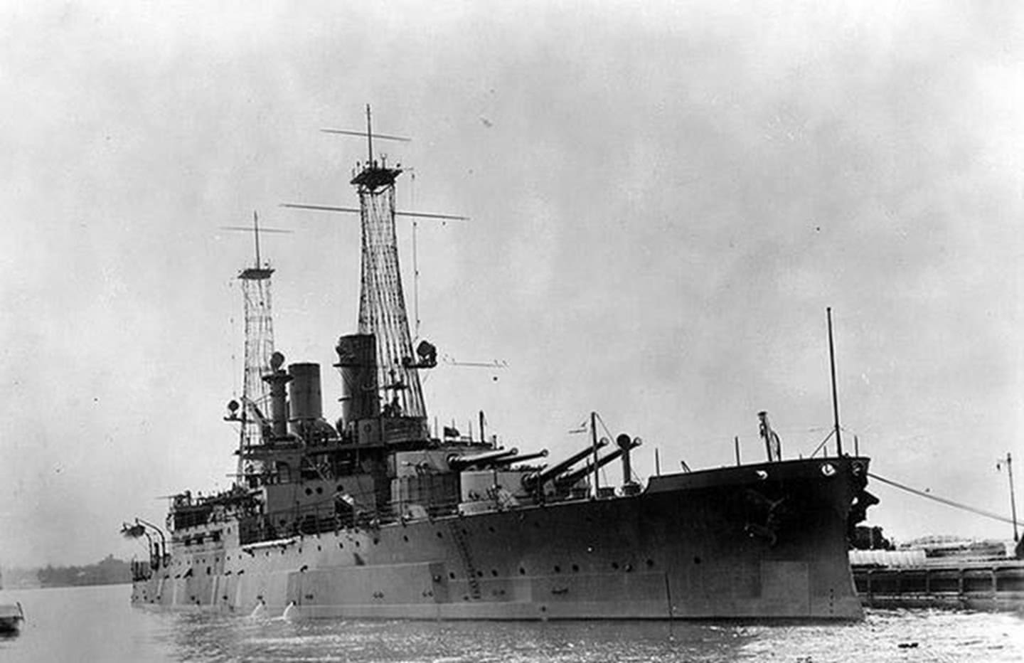 它是美国海军第一级无畏舰,设计时间比英国无畏号战列舰还早