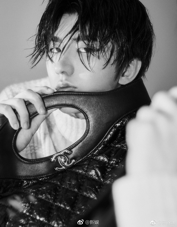 蔡徐坤 香奈儿31手袋大片 演绎的全新香奈儿3