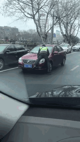 这位苏d女司机火了!为了几块钱,大爷被汽车顶住开了好几条街