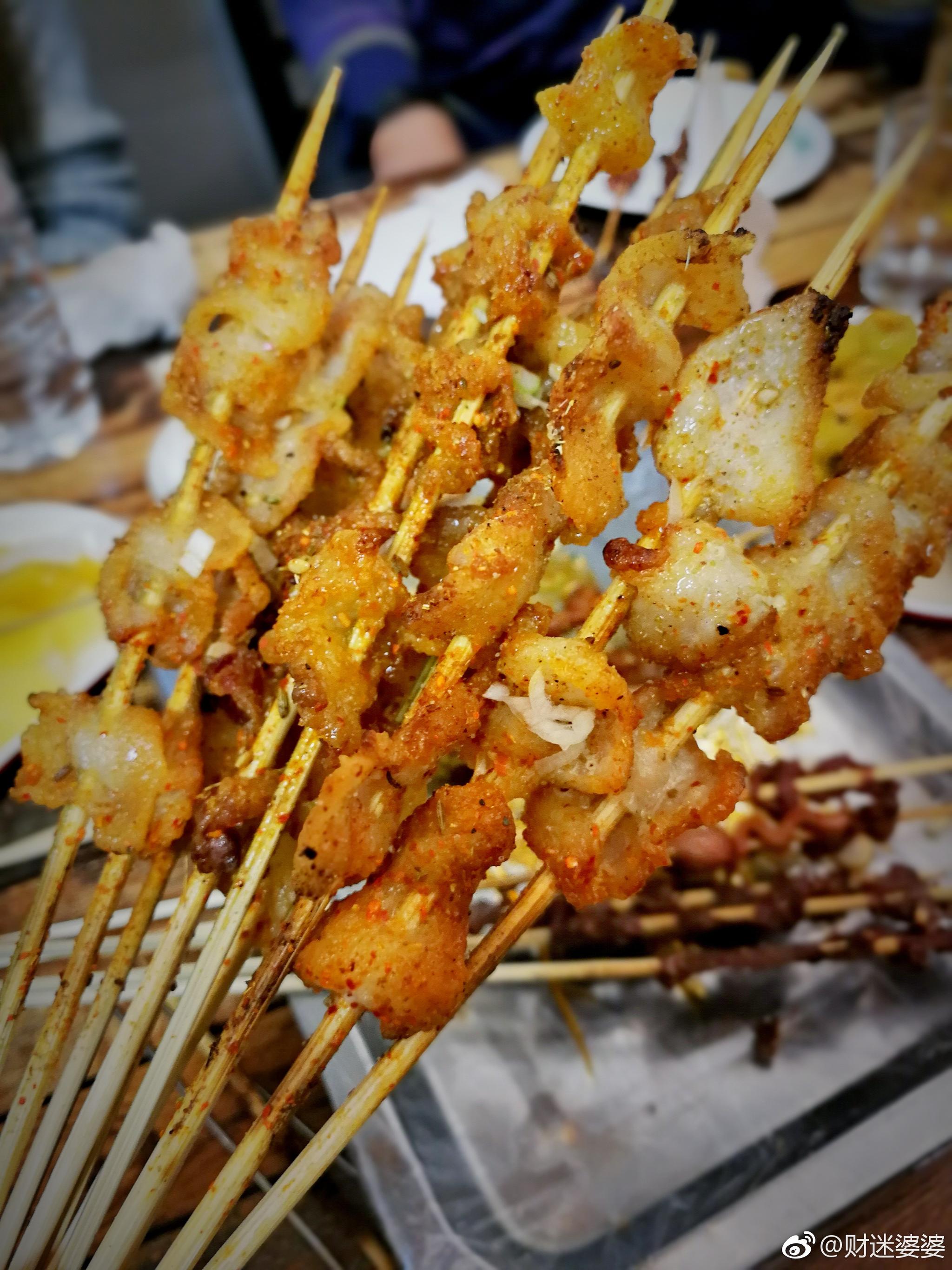 鹤岗小串三分熟,这很鹤岗.