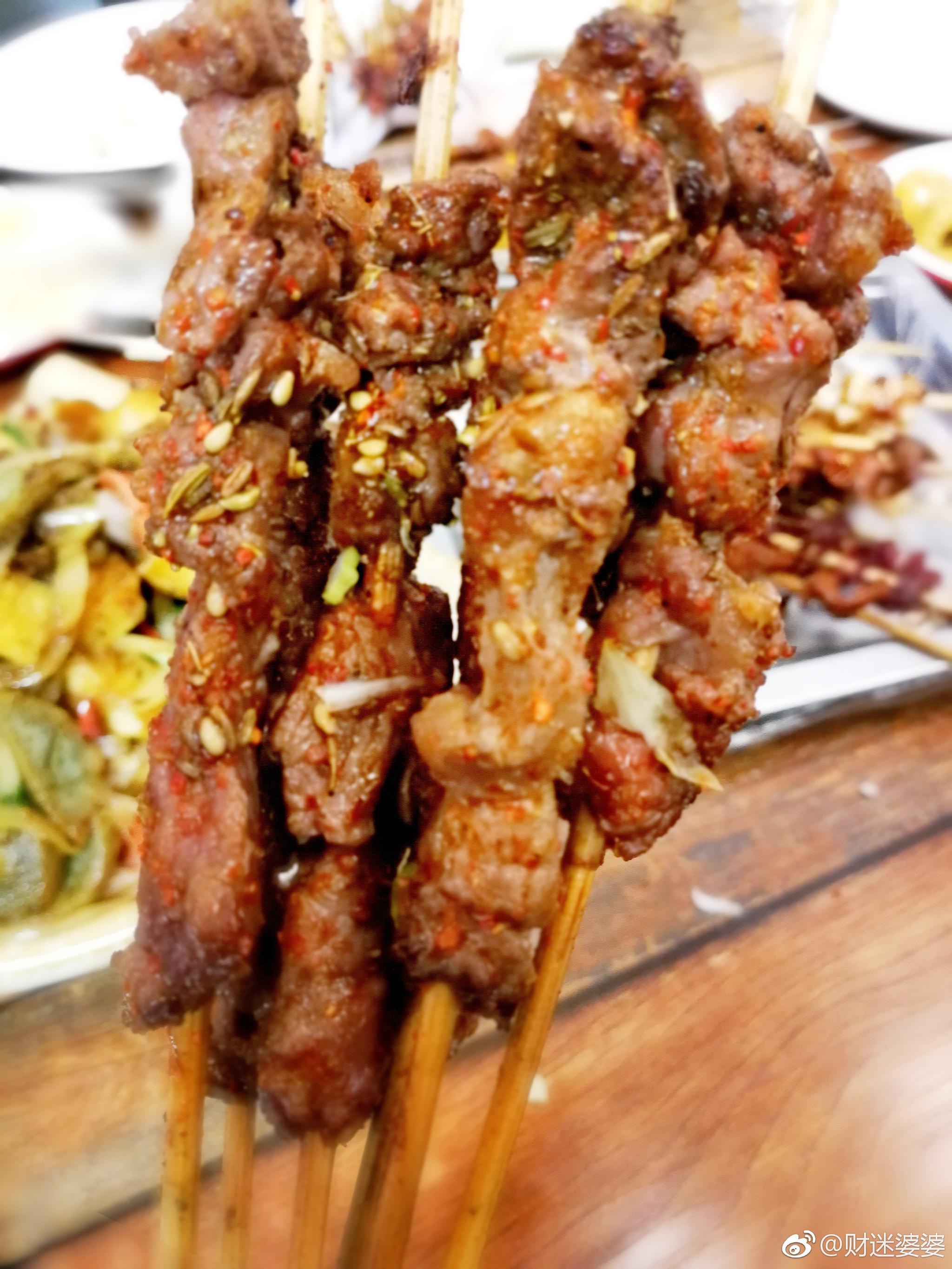 鹤岗小串三分熟,这很鹤岗.