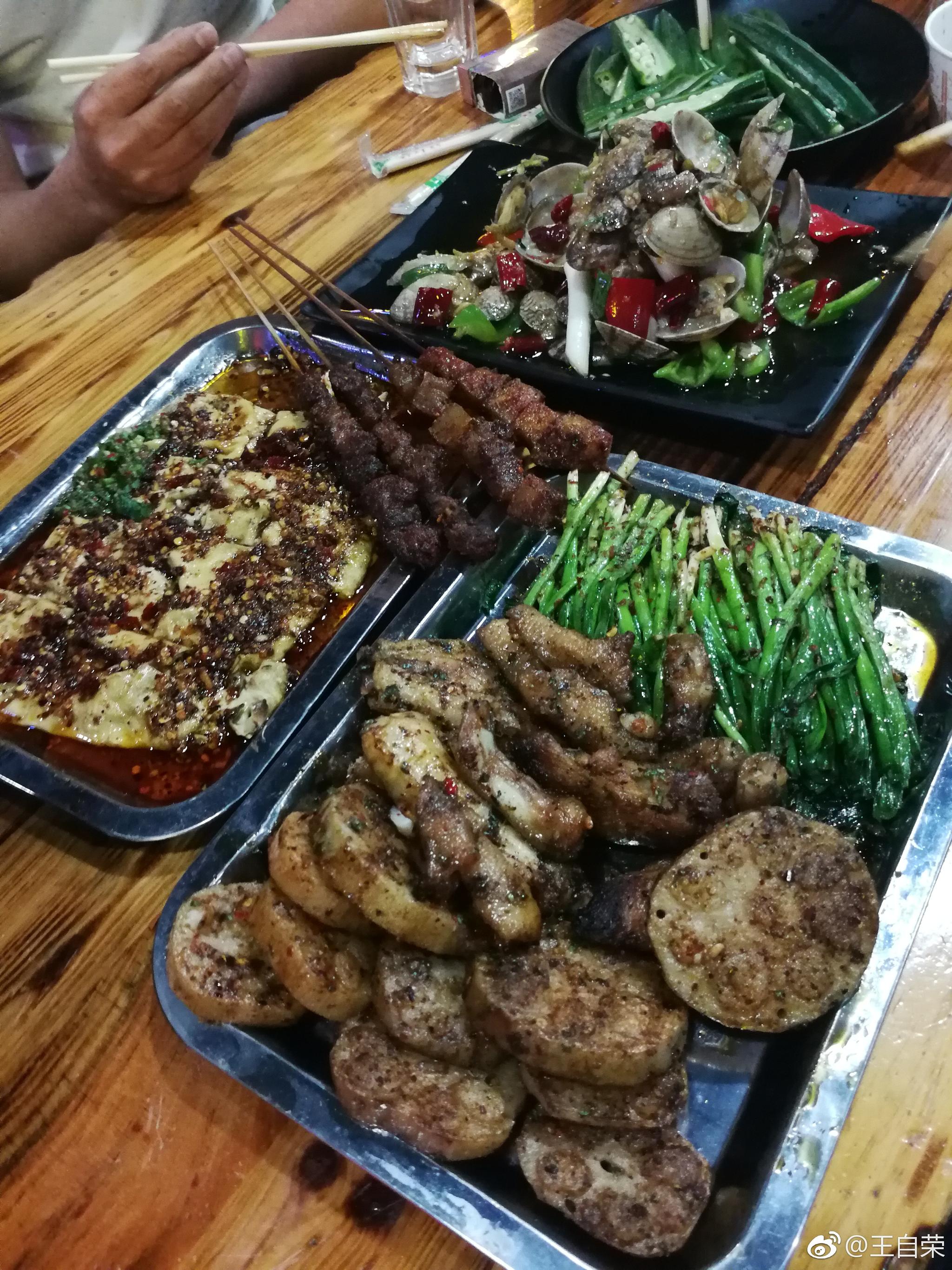 在缅临夜市与等数友聚照旧带上的东书房坛酒助兴