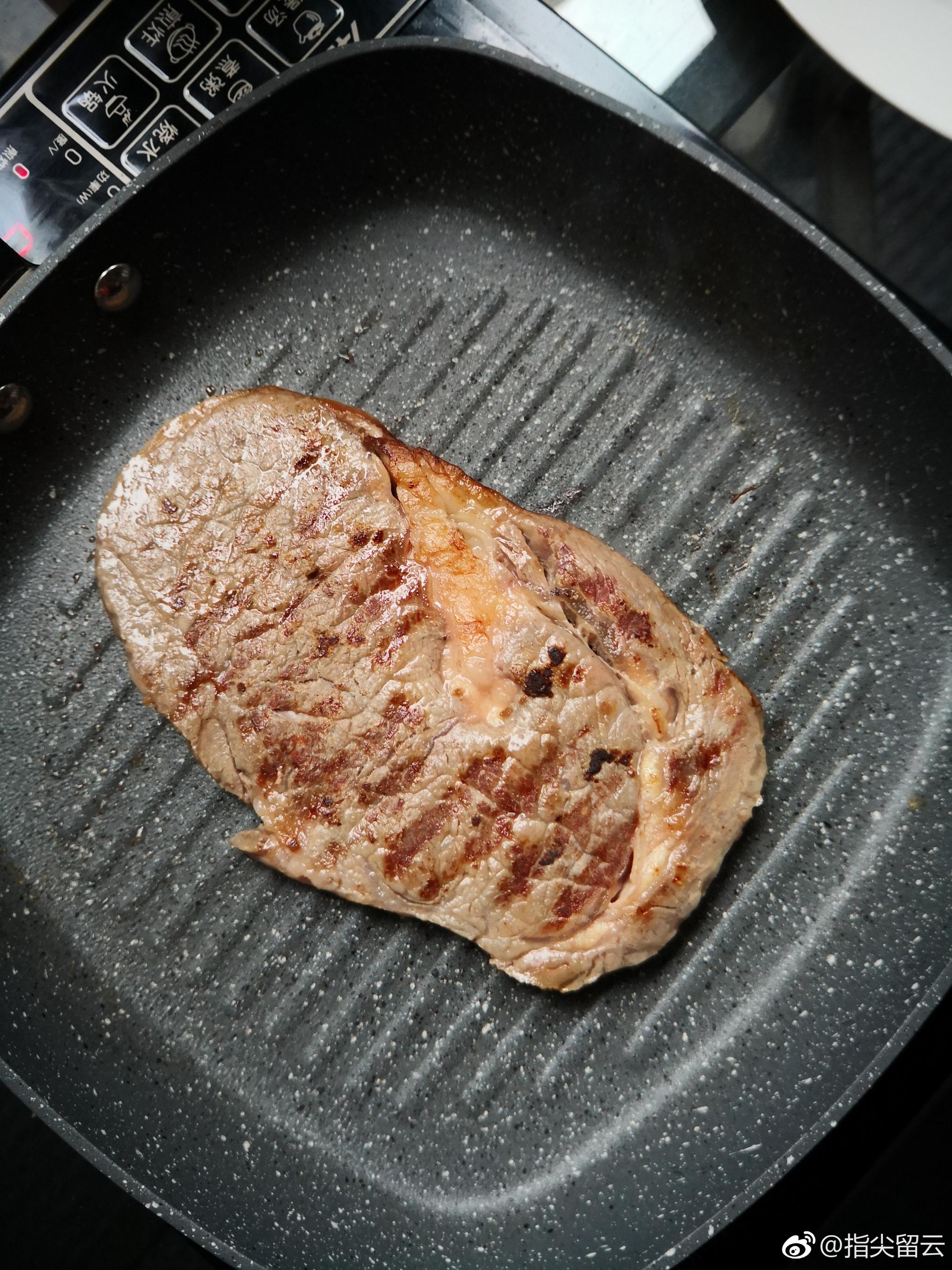 今天我教了大家如何煎牛排,帮着调整了一下摆盘