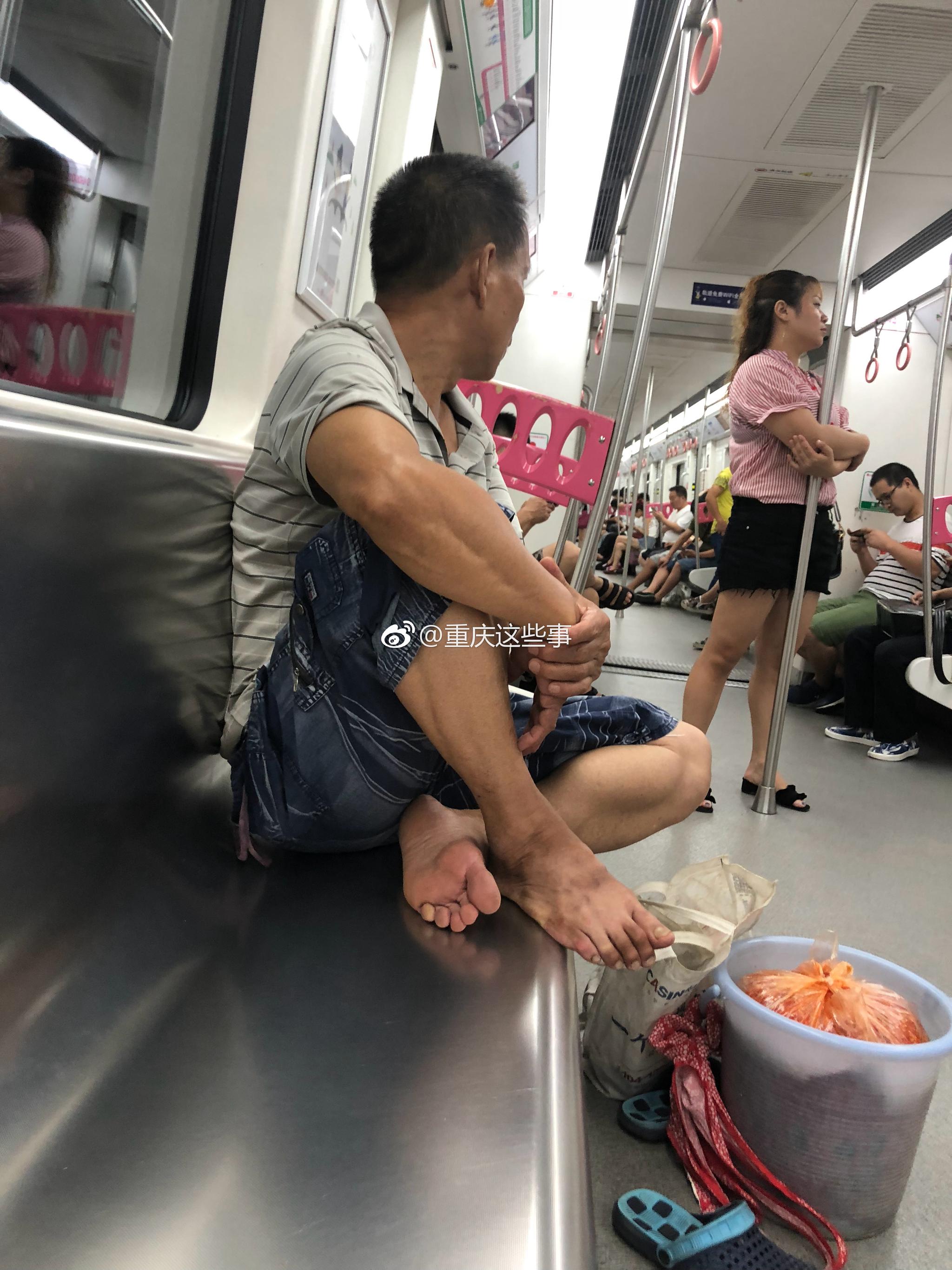 据网友爆料称今日在重庆轨道6号线上拍下的不文明行为
