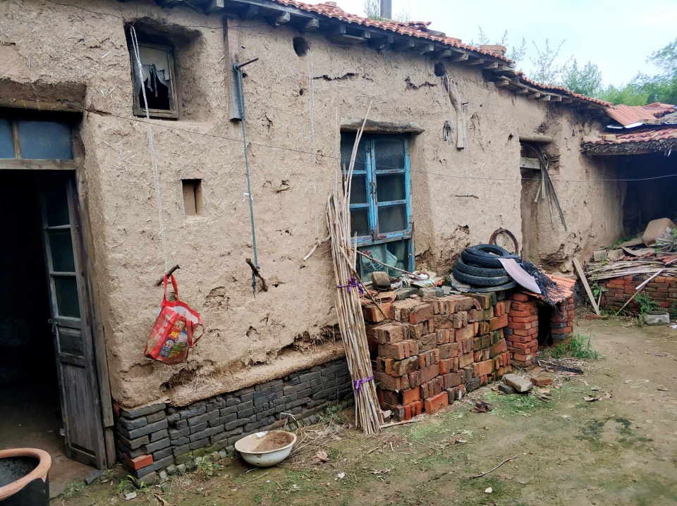 农村85岁老人上屋修70年土房子,老农具,自己种菜,走进他的家