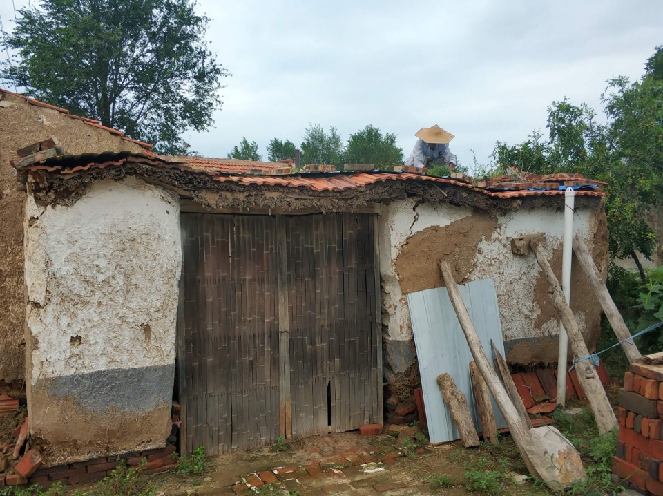 农村85岁老人上屋修70年土房子,老农具,自己种菜,走进他的家
