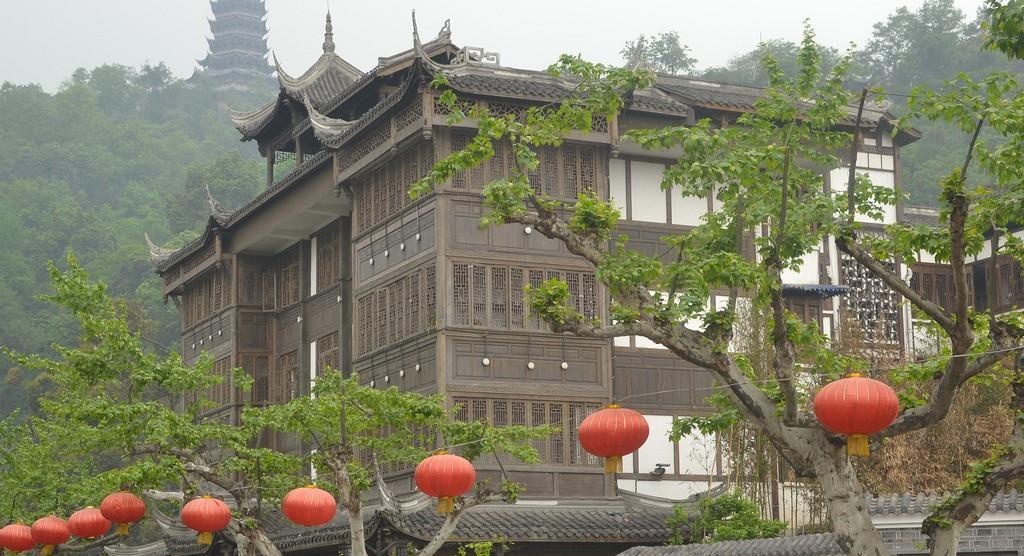 想当年,张大千举家寓居于此,创作了无数墨笔佳作,更自封"青城客".