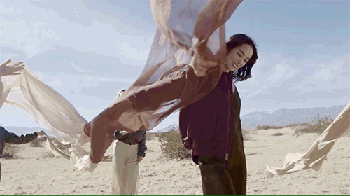 比较少参与国内综艺节目,可能国内熟悉度还没有刘雯,何穗这些高,但