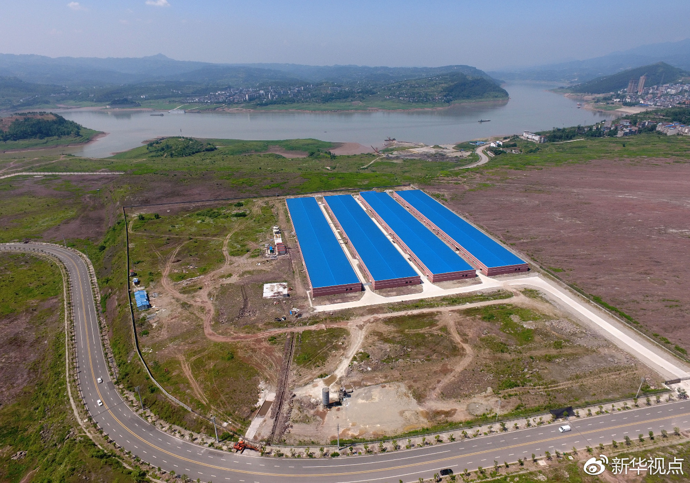 耗资20多亿元,将长江岸边5000多亩湿地推平建工业园区,多年来仅3家