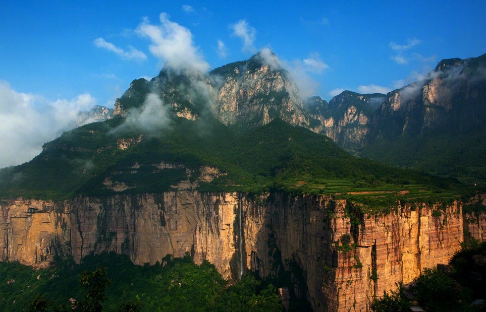 人生三态，即“悲观、乐观、达观”。悲观的人在山脚下看世界|看世界|幽冥|山腰|小径|山顶_新浪新闻