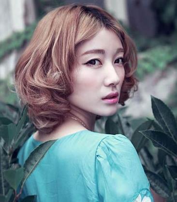 这款韩式短发发型可是很受椭圆脸mm们的青睐哦,内蓬松设计的斜刘海短